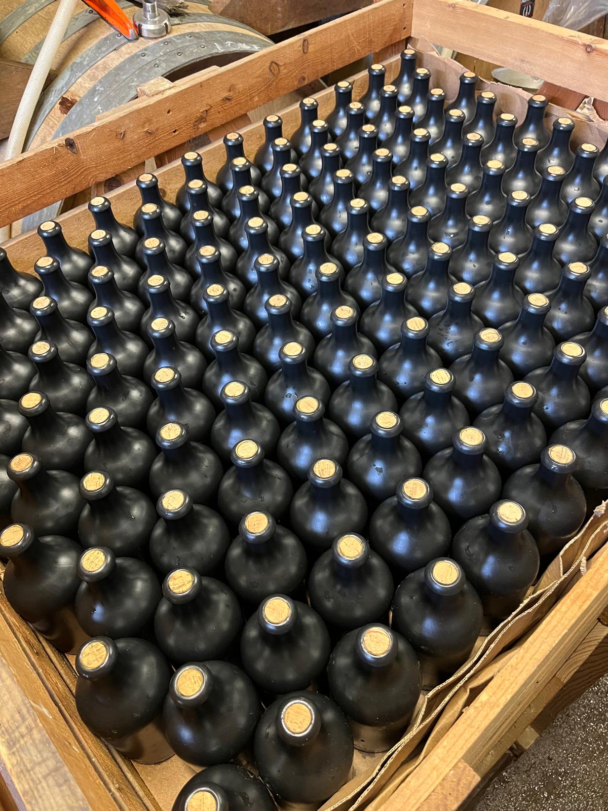 Bouteilles en grès : quand le contenant raconte une histoire
